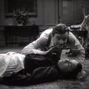 Dwight Frye e Moon Carroll in una scena del film Dracula