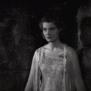 Helen Chandler in una scena del film Dracula