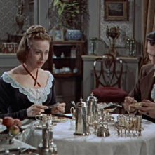 Peter Cushing e Hazel Court in una scena del film La maschera di Frankenstein