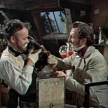 Peter Cushing e Robert Urquhart in una scena del film La maschera di Frankenstein