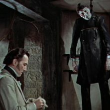Peter Cushing in una scena macabra del film La maschera di Frankenstein