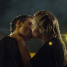 Andrew St. John e Leah Pipes in una scena dell'episodio Heritage Day de L'africa nel cuore