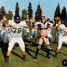 Brüno (Sacha Baron Cohen) alla prese con una squadra di rugbisti in una delle foto apparse su un servizio di GQ