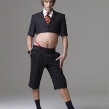 Brüno (Sacha Baron Cohen) con un abito classico, ma rivisitato in modo fin troppo originale.