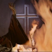 Charles Gray in una scena drammatica del film The Devil Rides Out