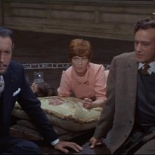 Christopher Lee con Sarah Lawson e Paul Eddington in una scena del film The Devil Rides Out