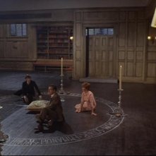 Christopher Lee con Sarah Lawson e Paul Eddington in una sequenza del film The Devil Rides Out