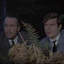 Christopher Lee e Leon Greene in una scena del film The Devil Rides Out