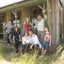 Il cast de L'Africa nel cuore in una foto promozionale della serie