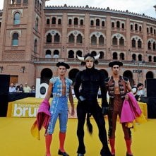 Sacha Baron Cohen Nei Panni Di Bruno Con Un Costume Da Torello Alla Premiere Spagnola Del Film Accompagnato Da Due Sexy Toreri 121410