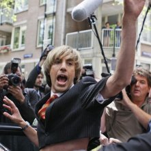 Sacha Baron Cohen Nei Panni Di Bruno Tra La Folla Ad Amsterdam Durante Il Tour Promozionale Del Film 121516