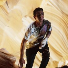 Un ferito Sam Witwicky (Shia LaBeouf) nel film Transformers - La vendetta del caduto