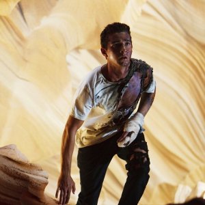 Un ferito Sam Witwicky (Shia LaBeouf) nel film Transformers - La vendetta del caduto