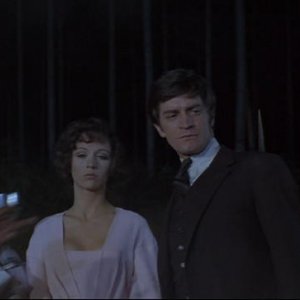 Una scena del film The Devil Rides Out