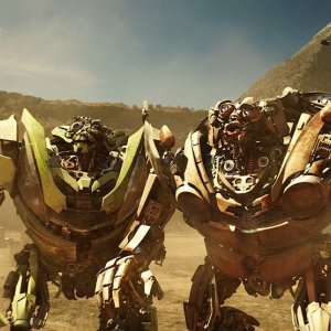 Una scena del film Transformers: Revenge of the Fallen con i gemelli Kid e Mudflap