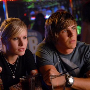 Kristen Bell e Chris Lowell in una scena dell'episodio 'Il comitato di benvenuto' di Veronica Mars
