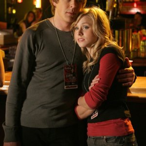Kristen Bell e Chris Lowell in una scena dell'episodio 'La rockstar' di Veronica Mars