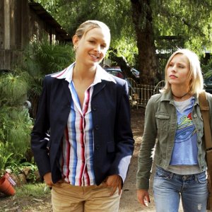 Amy Laughlin e Kristen Bell in una scena dell'episodio 'Abbaglio' di 'Veronica Mars'