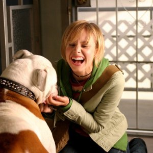 Kristen Bell e il suo cane Backup nell'episodio pilot di Veronica Mars