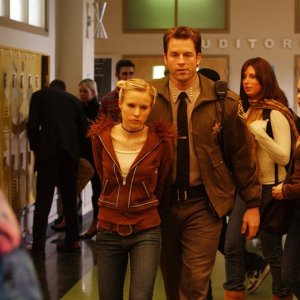 Michael Muhney arresta Kristen Bell a scuola in una scena dell'episodio 'Il giorno dei tritoni' della serie 'Veronica Mars'