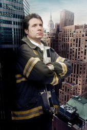 Adam Ferrara in una foto promozionale della stagione 5 di Rescue Me