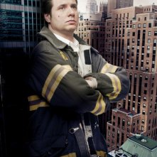Adam Ferrara in una foto promozionale della stagione 5 di Rescue Me