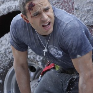 Daniel Sunjata in una scena dell'episodio Sheila di Rescue Me