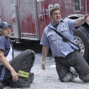 Denis Leary e John Scurti in una scena dell'episodio Sheila di Rescue Me