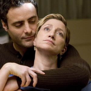 Dominic Fumusa ed Edie Falco nell'episodio School Nurse di Nurse Jackie