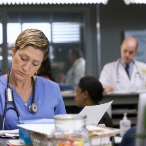 Edie Falco in una scena dell'episodio Daffodil di Nurse Jackie