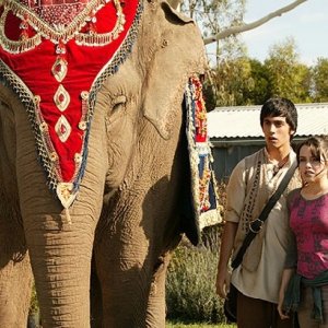 Emily Robins e Miles Szanto in un momento della serie The Elephant Princess