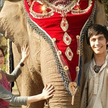 Emily Robins e Miles Szanto in una scena della serie The Elephant Princess