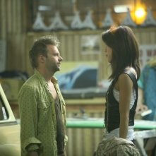 Esteban Powell e Grace Park in una scena di The Cleaner