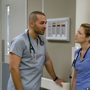 Haaz Slieman ed Edie Falco in una scena dell'episodio Daffodil di Nurse Jackie