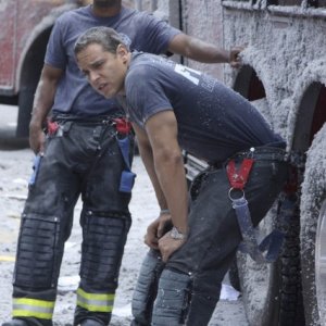 Larenz Tate e Daniel Sunjata in una scena dell'episodio Sheila di Rescue Me