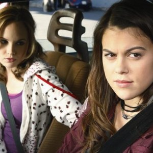 Meaghan Jette Martin e Lindsey Shaw nel pilot di 10 Things I Hate About You