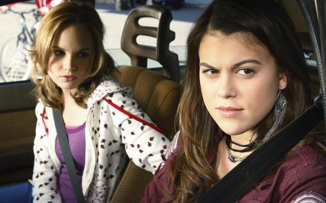 Meaghan Jette Martin e Lindsey Shaw nel pilot di 10 Things I Hate About