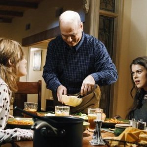 Meaghan Jette Martin, Larry Miller e Lindsey Shaw nel pilot di 10 Things I Hate About You