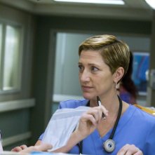 Merritt Wever ed Edie Falco in una scena dell'episodio Daffodil di Nurse Jackie