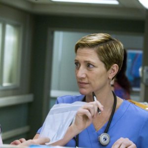 Merritt Wever ed Edie Falco in una scena dell'episodio Daffodil di Nurse Jackie