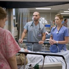 Merritt Wever, Haaz Slieman ed Edie Falco in una scena dell'episodio Daffodil di Nurse Jackie