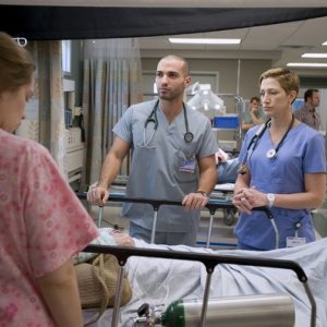 Merritt Wever, Haaz Slieman ed Edie Falco in una scena dell'episodio Daffodil di Nurse Jackie