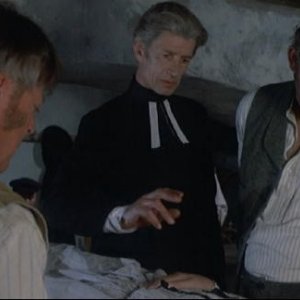 Michael Gwynn con Michael Ripper in una scena del film Il marchio di Dracula