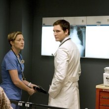 Peter Facinelli ed Edie Falco in una scena dell'episodio Daffodil di Nurse Jackie