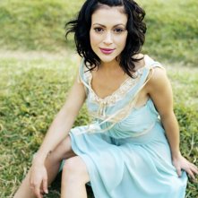 Una foto promo di Alyssa Milano su un prato per la serie Streghe