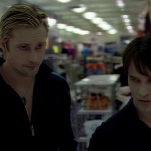Alexander Skarsgård e Stephen Moyer in una scena dell'episodio 'Keep This Party Going' della seconda stagione della serie tv True Blood