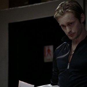 Alexander Skarsgård in un'immagine dell'episodio 'Keep This Party Going' della seconda stagione della serie tv True Blood