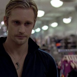 Alexander Skarsgård in una scena dell'episodio 'Keep This Party Going' della seconda stagione della serie tv True Blood