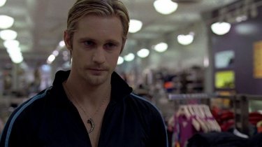 Alexander Skarsgård in una scena dell'episodio 'Keep This Party Going' della seconda stagione della serie tv True Blood