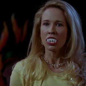 Anna Camp finta vampira in una scena dell'episodio 'Keep This Party Going' della seconda stagione di True Blood